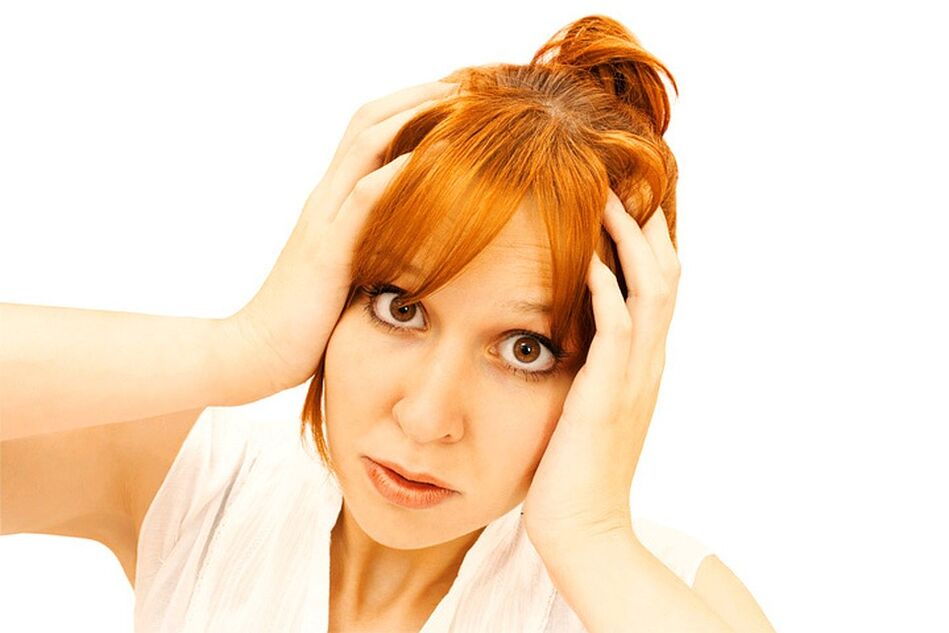 Une femme tient la tête