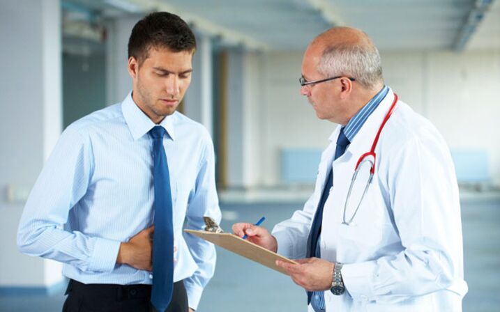 Le médecin conseille le patient