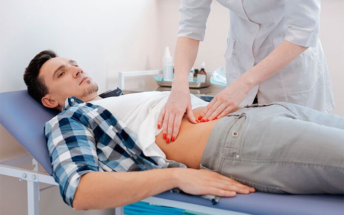 Le patient pendant l'examen par le médecin