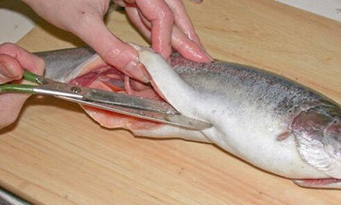 Couper soigneusement le poisson sur une planche à découper personnelle protège contre les infections parasitaires
